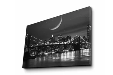 Lerretsbilde 70x45 cm - Svart-hvitt bybilde med en bro og en halvmåne over skyline - Svart / Hvit / Grå - Interiør - Maleri & posters - Lerretsbilder