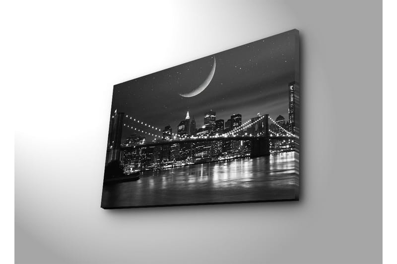 Lerretsbilde 70x45 cm - Svart-hvitt bybilde med en bro og en halvmåne over skyline - Svart / Hvit / Grå - Interiør - Maleri & posters - Lerretsbilder