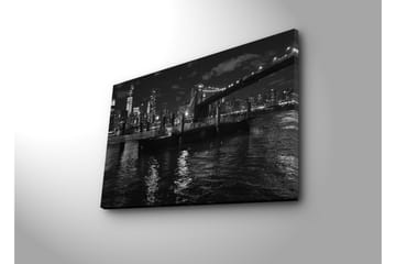 Lerretsbilde 70x45 cm - Svart-hvitt bysilhuett med bro og båt på vannet - Svart / Hvit / Grå - Interiør - Maleri & posters - Lerretsbilder