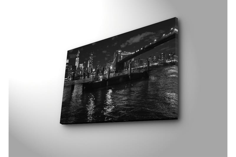 Lerretsbilde 70x45 cm - Svart-hvitt bysilhuett med bro og båt på vannet - Svart / Hvit / Grå - Interiør - Maleri & posters - Lerretsbilder