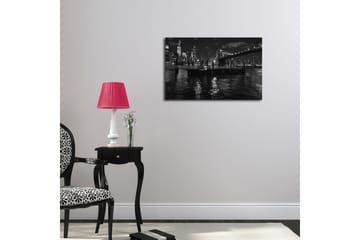 Lerretsbilde 70x45 cm - Svart-hvitt bysilhuett med bro og båt på vannet - Svart / Hvit / Grå - Interiør - Maleri & posters - Lerretsbilder