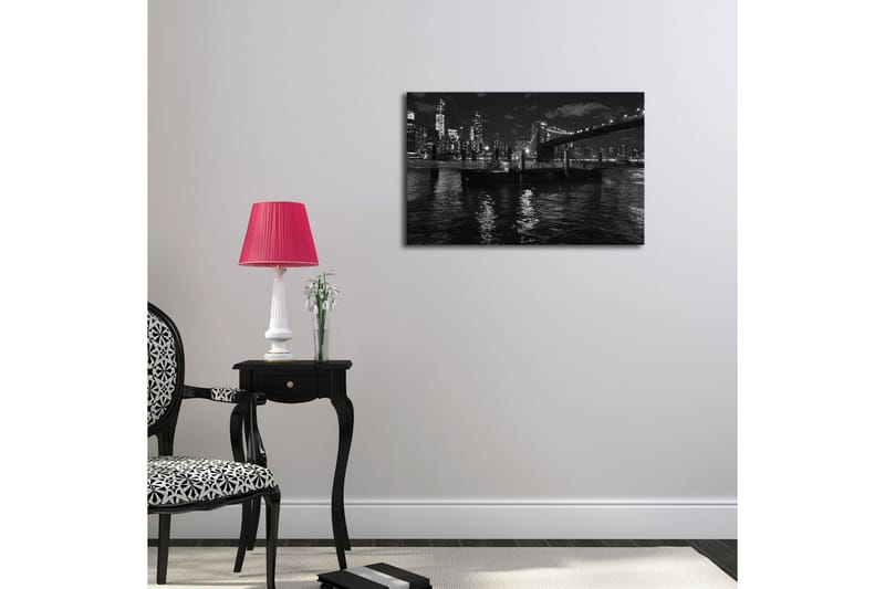 Lerretsbilde 70x45 cm - Svart-hvitt bysilhuett med bro og båt på vannet - Svart / Hvit / Grå - Interiør - Maleri & posters - Lerretsbilder