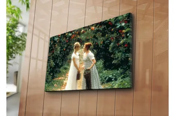 Lerretsbilde 70x45 cm - To kvinner i en frukthage med epletrær - Grønn / Hvit / Rød - Interiør - Maleri & posters - Lerretsbilder