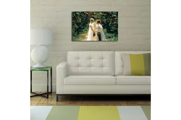 Lerretsbilde 70x45 cm - To kvinner i en frukthage med epletrær - Grønn / Hvit / Rød - Interiør - Maleri & posters - Lerretsbilder