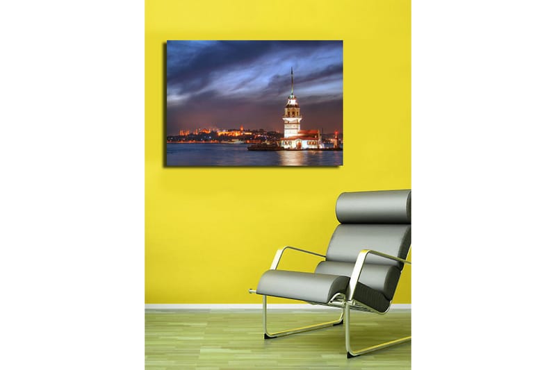 Lerretsbilde 70x45 cm - Vakkert fyrtårn plassert på vannet med en dramatisk himmel i bakgrunnen - Mørk blå / Hvit / Oransje - Interiør - Maleri & posters - Lerretsbilder