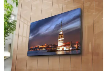 Lerretsbilde 70x45 cm - Vakkert fyrtårn plassert på vannet med en dramatisk himmel i bakgrunnen - Mørk blå / Hvit / Oransje - Interiør - Maleri & posters - Lerretsbilder