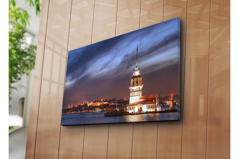 Lerretsbilde 70x45 cm - Vakkert fyrtårn plassert på vannet med en dramatisk himmel i bakgrunnen - Mørk blå / Hvit / Oransje - Interiør - Maleri & posters - Lerretsbilder