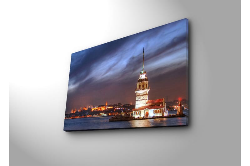 Lerretsbilde 70x45 cm - Vakkert fyrtårn plassert på vannet med en dramatisk himmel i bakgrunnen - Mørk blå / Hvit / Oransje - Interiør - Maleri & posters - Lerretsbilder