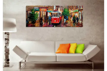 Lerretsbilde 80x30 cm - Rød trikk på en travel gate med folk og butikker - Rød / Grønn / Brun - Interiør - Maleri & posters - Lerretsbilder