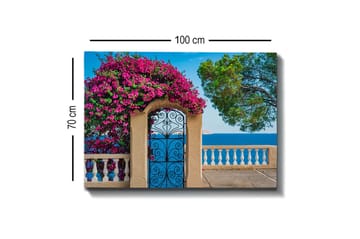 Lerretsbilde - Blomstrende bougainvillea ved en smijernsport med havutsikt - Rosa / Blå / Grønn - Interiør - Maleri & posters - Lerretsbilder