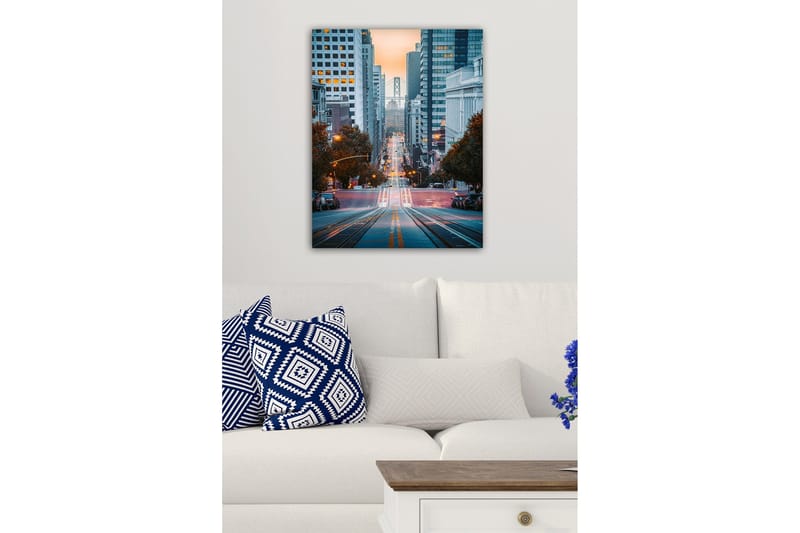 Lerretsbilde - Bygate med utsikt over en bro i bakgrunnen - Blå / Oransje / Grå - Interiør - Maleri & posters - Lerretsbilder