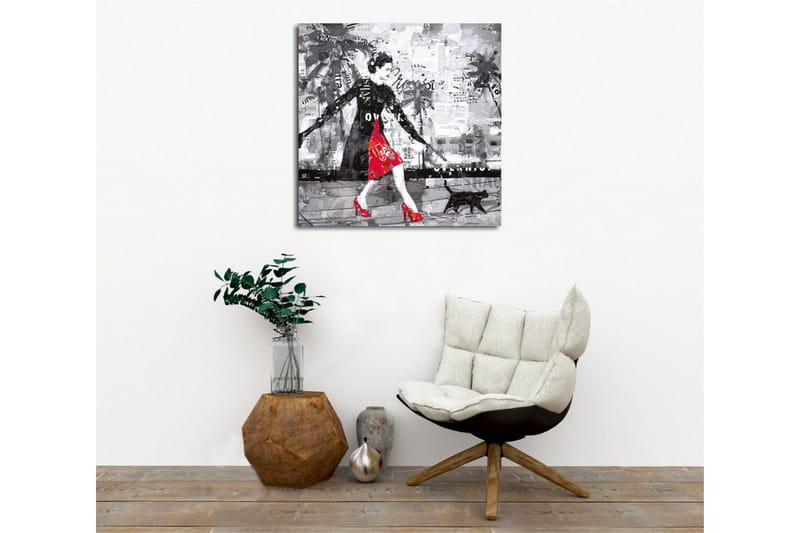 Lerretsbilde - Elegant kvinne i rød kjole med svart katt i urbane omgivelser - Rød / Svart / Grå - Interiør - Maleri & posters - Lerretsbilder