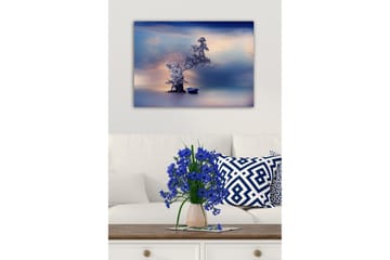 Lerretsbilde - Ensom båt ved en mystisk trekonstellasjon i en speillignende vannoverflate - Blå / Grå / Hvit - Interiør - Maleri & posters - Lerretsbilder