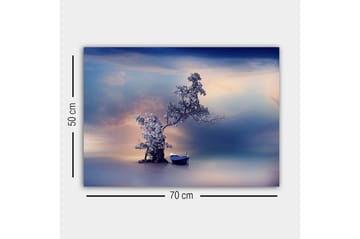 Lerretsbilde - Ensom båt ved en mystisk trekonstellasjon i en speillignende vannoverflate - Blå / Grå / Hvit - Interiør - Maleri & posters - Lerretsbilder