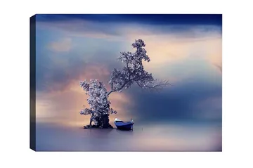 Lerretsbilde - Ensom båt ved en mystisk trekonstellasjon i en speillignende vannoverflate - Blå / Grå / Hvit - Interiør - Maleri & posters - Lerretsbilder
