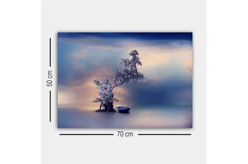 Lerretsbilde - Ensom båt ved en mystisk trekonstellasjon i en speillignende vannoverflate - Blå / Grå / Hvit - Interiør - Maleri & posters - Lerretsbilder