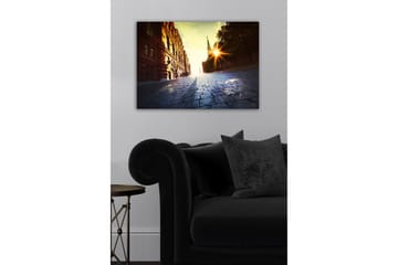 Lerretsbilde - Gatemiljø med historisk arkitektur og solnedgangsstråler - Rød / Gul / Blå - Interiør - Maleri & posters - Lerretsbilder