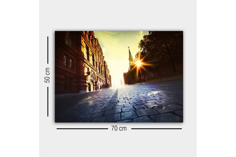 Lerretsbilde - Gatemiljø med historisk arkitektur og solnedgangsstråler - Rød / Gul / Blå - Interiør - Maleri & posters - Lerretsbilder