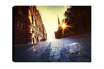 Lerretsbilde - Gatemiljø med historisk arkitektur og solnedgangsstråler - Rød / Gul / Blå - Interiør - Maleri & posters - Lerretsbilder