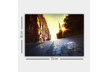 Lerretsbilde - Gatemiljø med historisk arkitektur og solnedgangsstråler - Rød / Gul / Blå - Interiør - Maleri & posters - Lerretsbilder