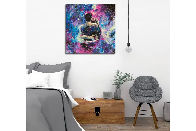 Lerretsbilde - Intimt par som omfavner hverandre i en stjerneklar galakse - Blå / Lilla / Svart - Interiør - Maleri & posters - Lerretsbilder