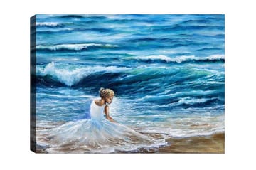 Lerretsbilde - Jente i hvit kjole som leker ved sjøen - Blå / Hvit / Beige - Interiør - Maleri & posters - Lerretsbilder