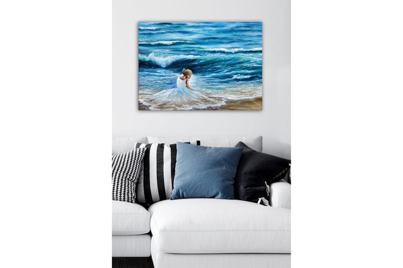 Lerretsbilde - Jente i hvit kjole som leker ved sjøen - Blå / Hvit / Beige - Interiør - Maleri & posters - Lerretsbilder