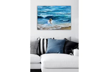 Lerretsbilde - Jente i hvit kjole som leker ved sjøen - Blå / Hvit / Beige - Interiør - Maleri & posters - Lerretsbilder