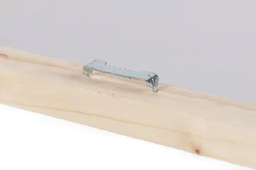 Lerretsbilde - Jente som holder et stort rødt hjerte - Rød / Grønn / Beige - Interiør - Maleri & posters - Lerretsbilder