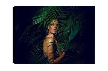Lerretsbilde - Kvinne delvis skjult bak grønne palmeblader - Mørkegrønn / Hudtone / Svart - Interiør - Maleri & posters - Lerretsbilder