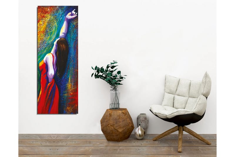 Lerretsbilde - Kvinne i rød kjole som strekker armen mot en fargerik bakgrunn - Rød / Blå / Grønn - Interiør - Maleri & posters - Lerretsbilder