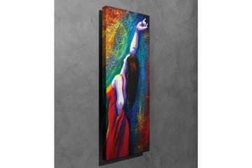 Lerretsbilde - Kvinne i rød kjole som strekker armen mot en fargerik bakgrunn - Rød / Blå / Grønn - Interiør - Maleri & posters - Lerretsbilder