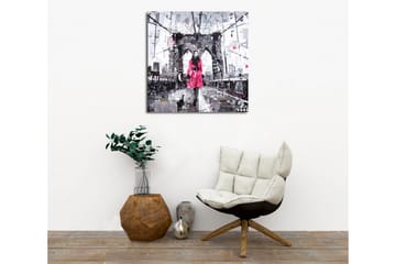 Lerretsbilde - Kvinne i rosa frakk går med en katt på en bro - Rosa / Svart / Grå - Interiør - Maleri & posters - Lerretsbilder