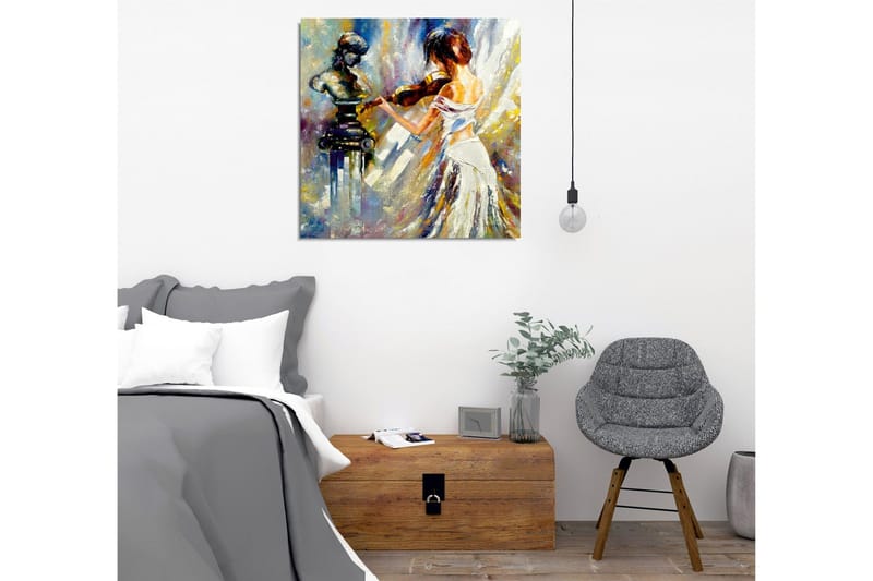 Lerretsbilde - Kvinne som spiller fiolin med en skulptur i bakgrunnen - Hvit / Blå / Gull - Interiør - Maleri & posters - Lerretsbilder