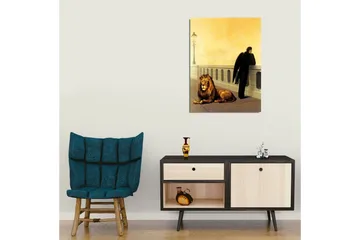 Lerretsbilde - Mørkkledd mann med vinger står ved et rekkverk, med en løve liggende ved siden av seg - Gull / Svart / Brun - Interiør - Maleri & posters - Lerretsbilder