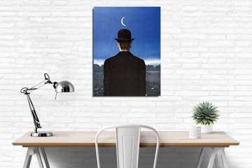 Lerretsbilde - Mann i svart hatt som ser ut over et landskap med en halvmåne på himmelen - Mørk blå / Svart - Interiør - Maleri & posters - Lerretsbilder