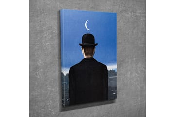 Lerretsbilde - Mann i svart hatt som ser ut over et landskap med en halvmåne på himmelen - Mørk blå / Svart - Interiør - Maleri & posters - Lerretsbilder