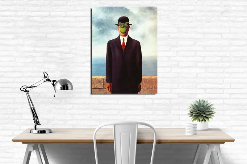 Lerretsbilde - Mann med eple foran ansiktet i dress og hatt - Mørk blå / Grønn / Svart - Interiør - Maleri & posters - Lerretsbilder