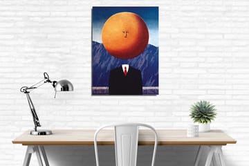 Lerretsbilde - Mann med et solformet hode i et surrealistisk landskap - Oransje / Mørk blå / Svart - Interiør - Maleri & posters - Lerretsbilder