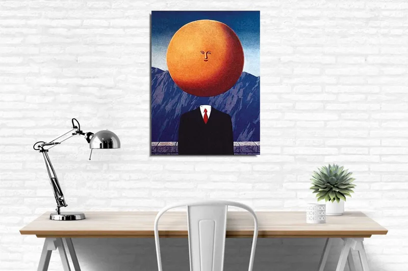 Lerretsbilde - Mann med et solformet hode i et surrealistisk landskap - Oransje / Mørk blå / Svart - Interiør - Maleri & posters - Lerretsbilder