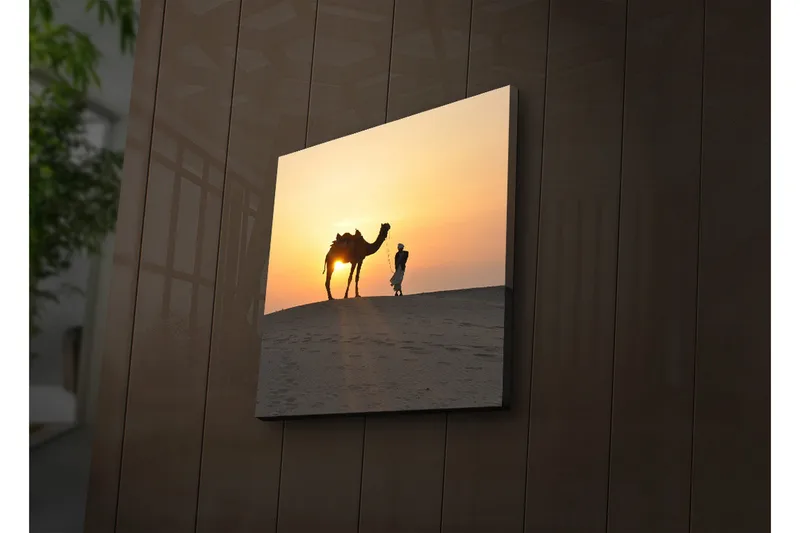 Lerretsbilde med LED-belysning 28x28 cm - Kamel og mann ved solnedgang på sanddyner - Oransje / Gul / Svart - Interiør - Maleri & posters - Lerretsbilder
