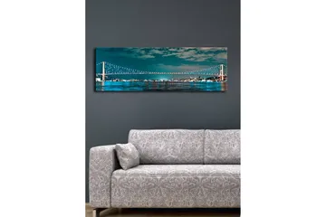 Lerretsbilde med LED-belysning 30x90 cm - Bro over et rolig vann med bylys i bakgrunnen - Mørk blå / Turkis / Lys grønn - Interiør - Maleri & posters - Lerretsbilder