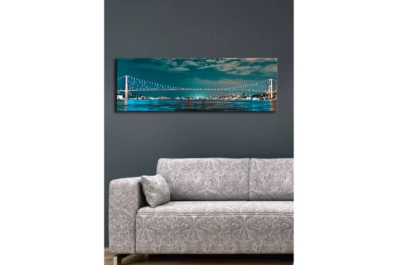 Lerretsbilde med LED-belysning 30x90 cm - Bro over et rolig vann med bylys i bakgrunnen - Mørk blå / Turkis / Lys grønn - Interiør - Maleri & posters - Lerretsbilder