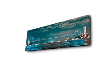 Lerretsbilde med LED-belysning 30x90 cm - Bro over et rolig vann med bylys i bakgrunnen - Mørk blå / Turkis / Lys grønn - Interiør - Maleri & posters - Lerretsbilder