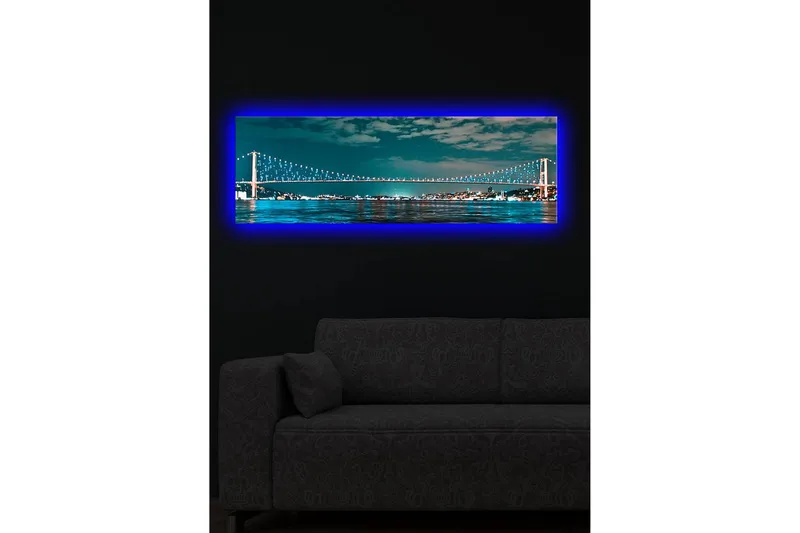 Lerretsbilde med LED-belysning 30x90 cm - Bro over et rolig vann med bylys i bakgrunnen - Mørk blå / Turkis / Lys grønn - Interiør - Maleri & posters - Lerretsbilder