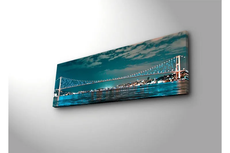 Lerretsbilde med LED-belysning 30x90 cm - Bro over et rolig vann med bylys i bakgrunnen - Mørk blå / Turkis / Lys grønn - Interiør - Maleri & posters - Lerretsbilder