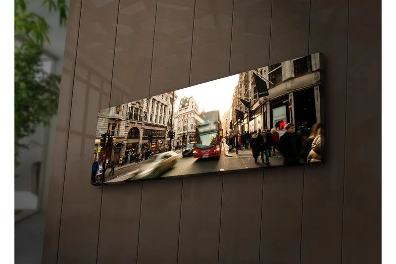 Lerretsbilde med LED-belysning 30x90 cm - Livlig bybilde med bevegelse og mennesker på en gate - Rød / Beige / Grønn - Interiør - Maleri & posters - Lerretsbilder