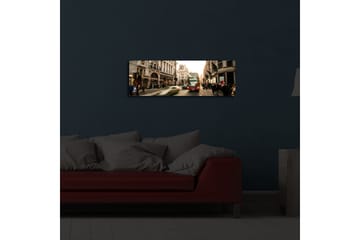 Lerretsbilde med LED-belysning 30x90 cm - Livlig bybilde med bevegelse og mennesker på en gate - Rød / Beige / Grønn - Interiør - Maleri & posters - Lerretsbilder