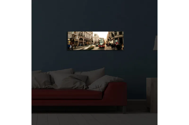 Lerretsbilde med LED-belysning 30x90 cm - Livlig bybilde med bevegelse og mennesker på en gate - Rød / Beige / Grønn - Interiør - Maleri & posters - Lerretsbilder
