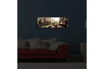 Lerretsbilde med LED-belysning 30x90 cm - Livlig bybilde med bevegelse og mennesker på en gate - Rød / Beige / Grønn - Interiør - Maleri & posters - Lerretsbilder